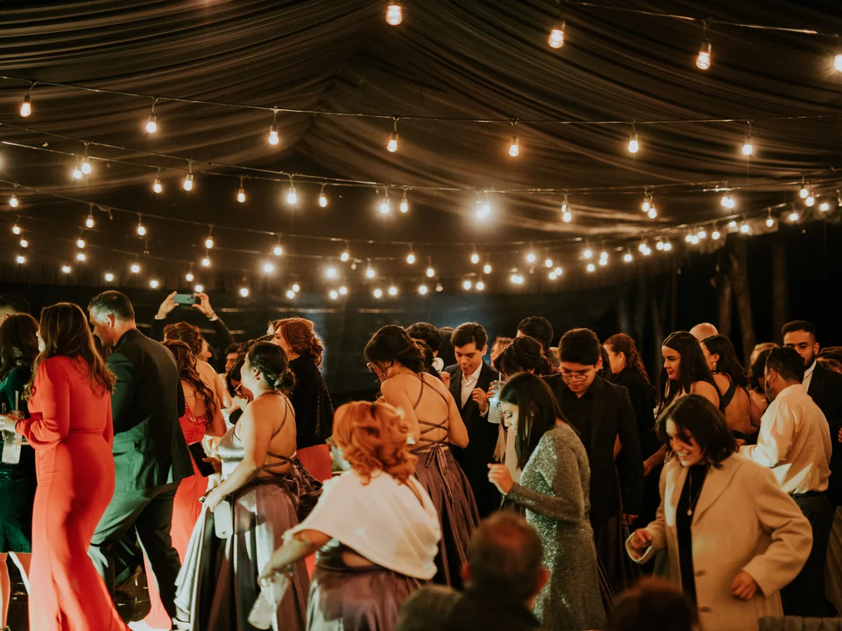 Evento de adultos bajo iluminación cálida