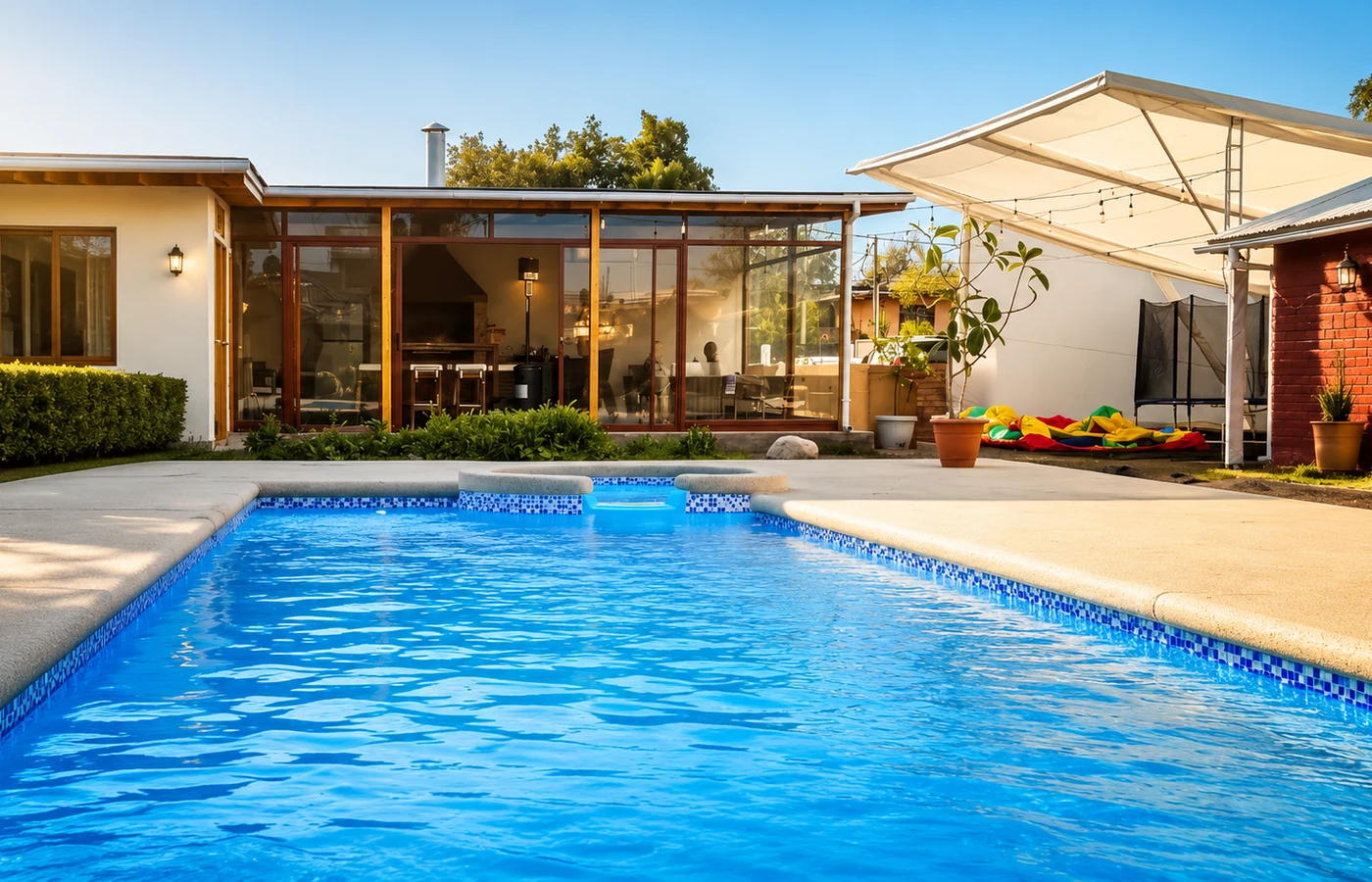 Piscina del recinto durante el día