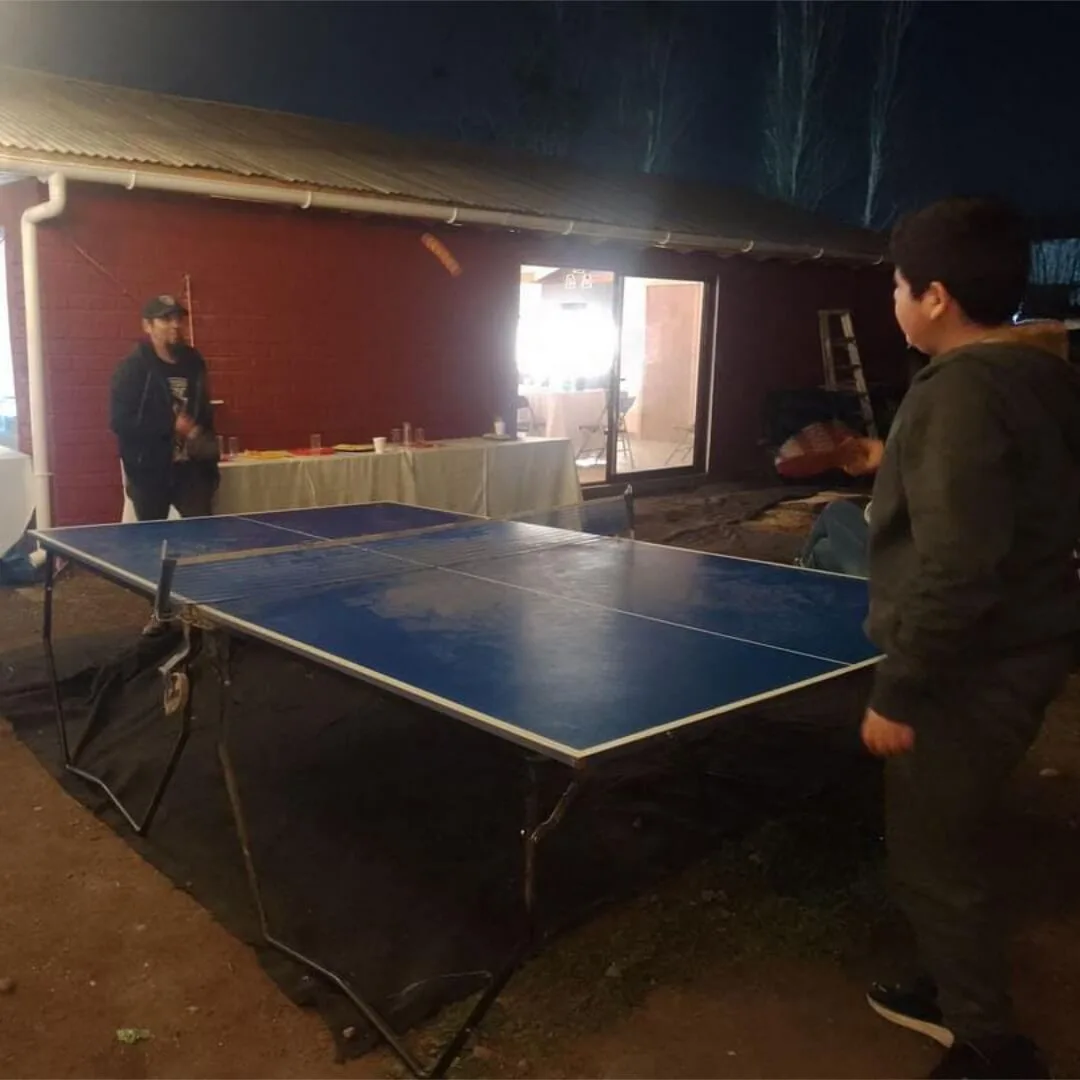 Mesa de ping-pong en uso