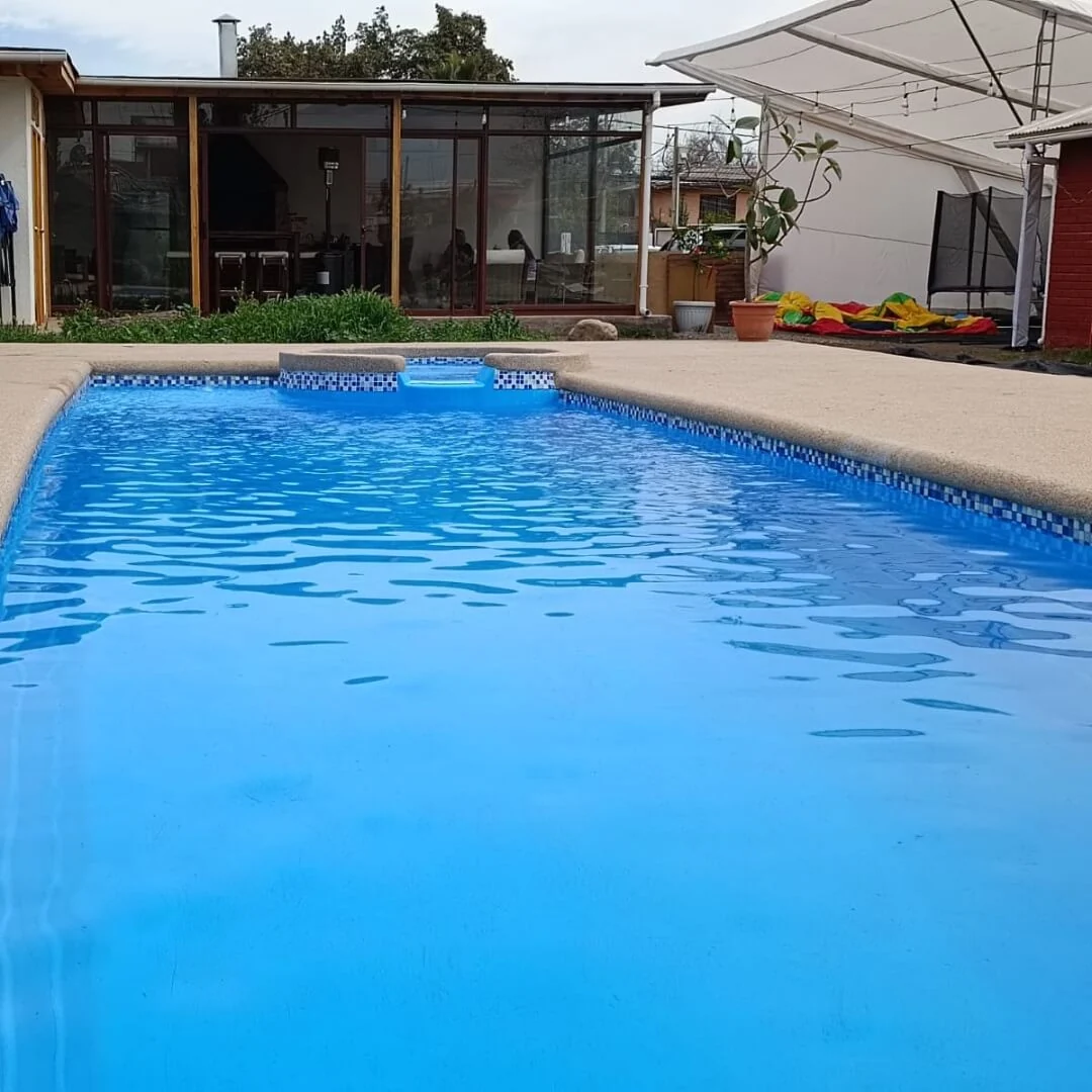 Piscina real del Centro de Eventos Colibrí con vista al recinto