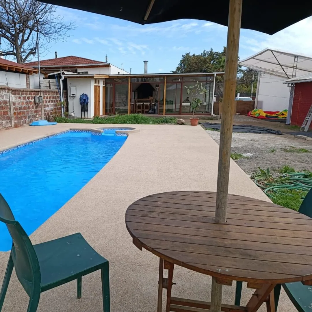 Zona exterior real con piscina y espacios para descanso