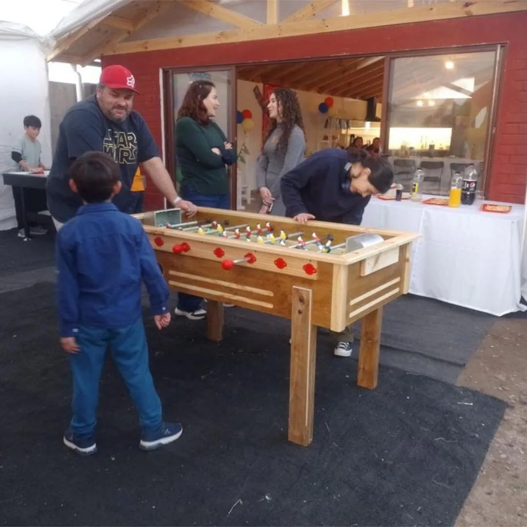 Área real de juegos con taca-taca en Centro de Eventos Colibrí