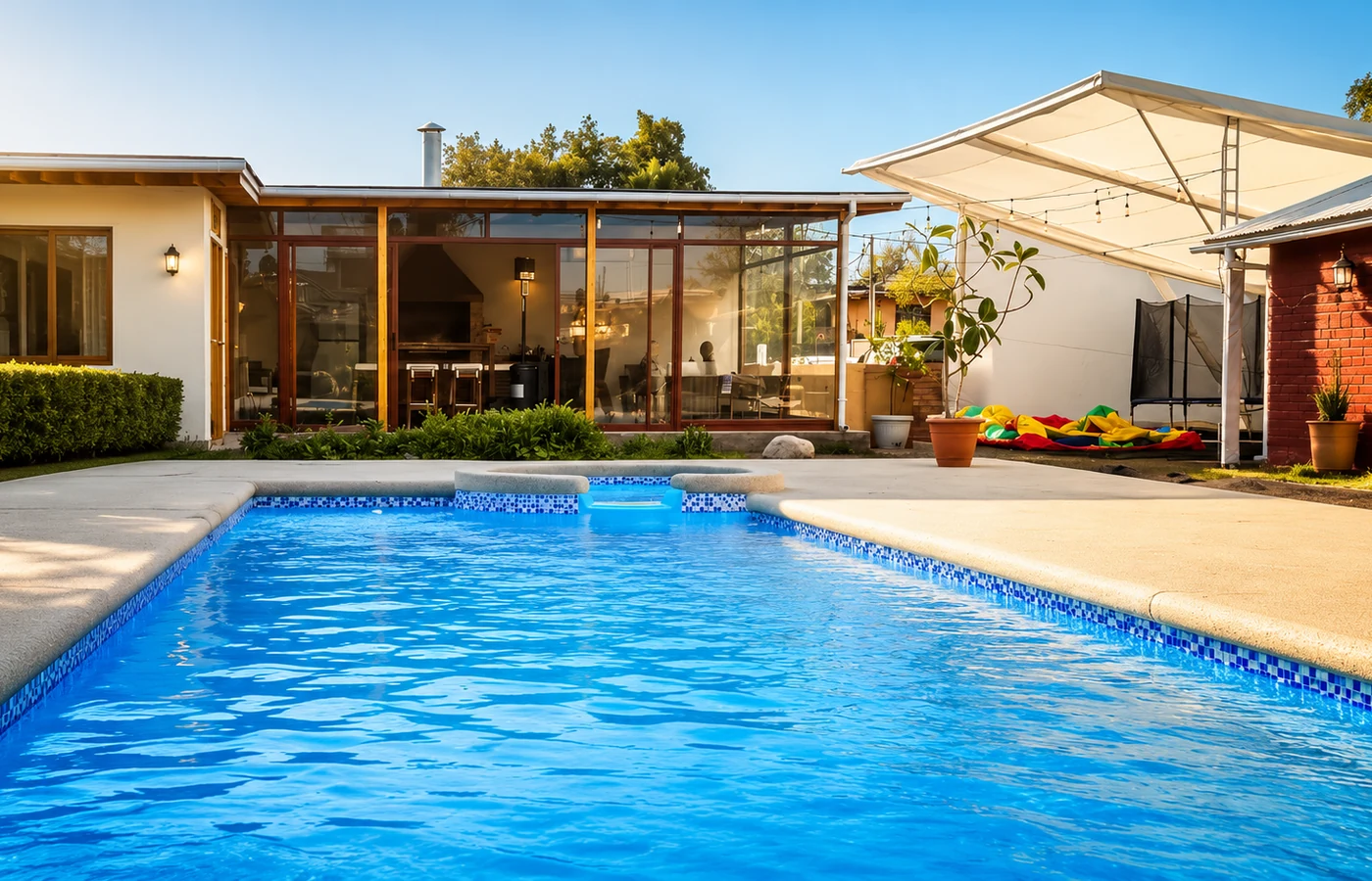 Piscina y recinto durante el día